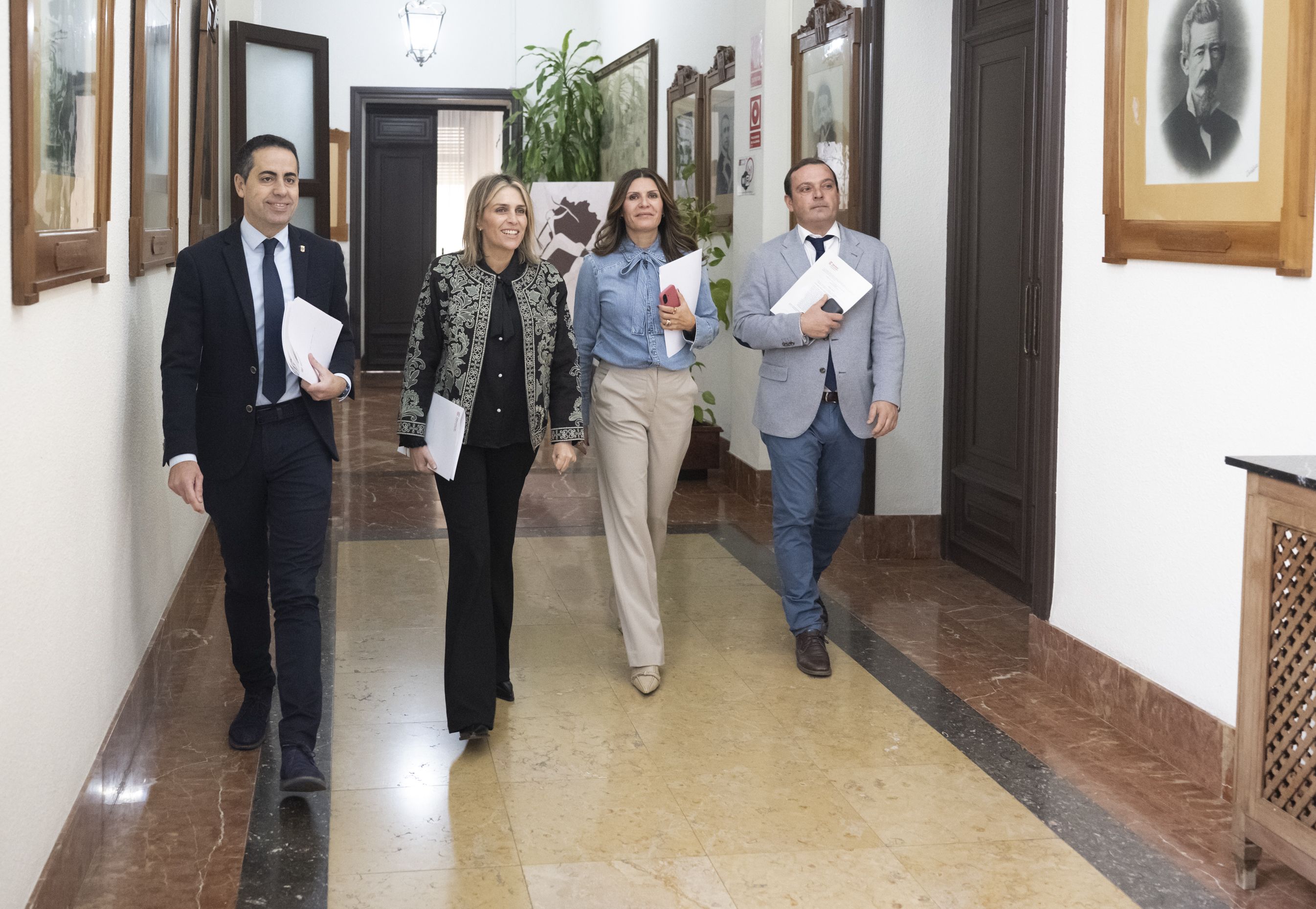 Marta Barrachina acompañada de sus vicepresidentes