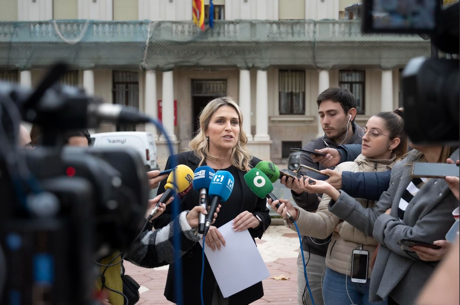 Marta Barachina atiende a los medios de comunicación