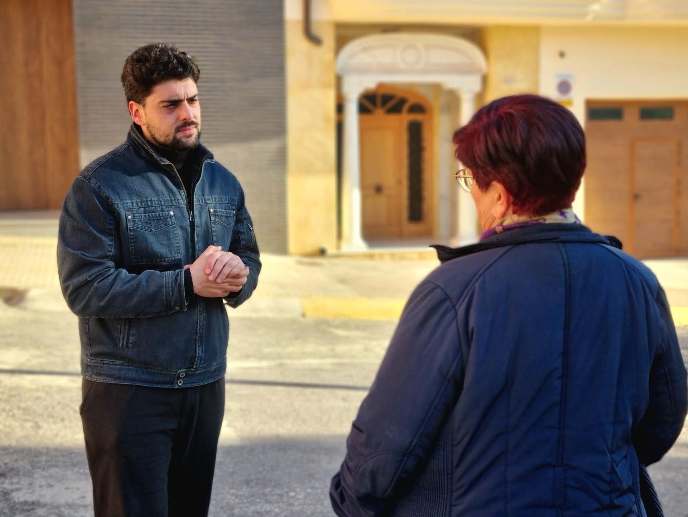 El regidor Erik Torner atén a una veïna de L'Alcora