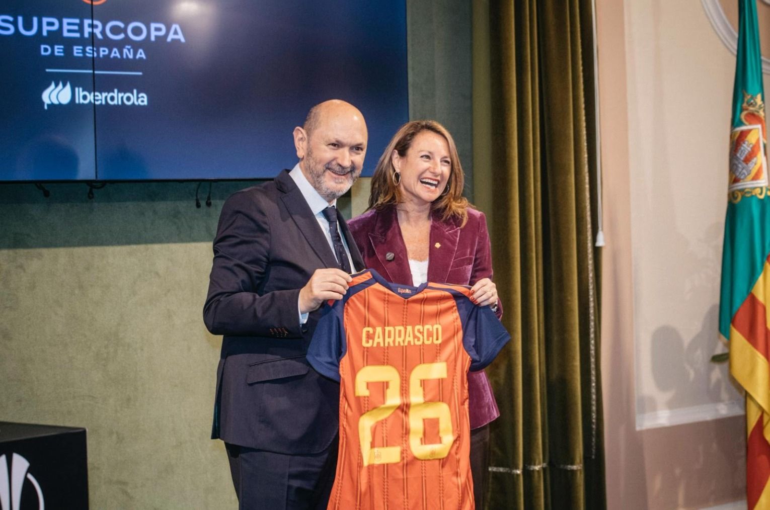 Begoña Carrasco al costat del president de la Federació Espanyola de Futbol