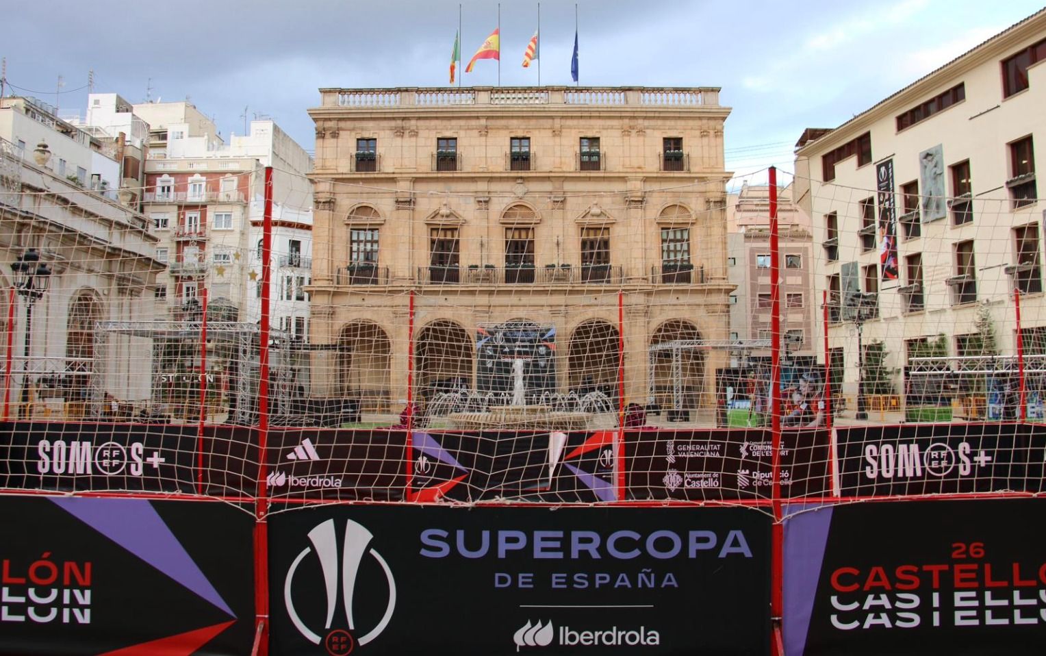 Camp de 3x3 en la Fan Zone de la Supercopa d'Espanya Femenina en Castelló