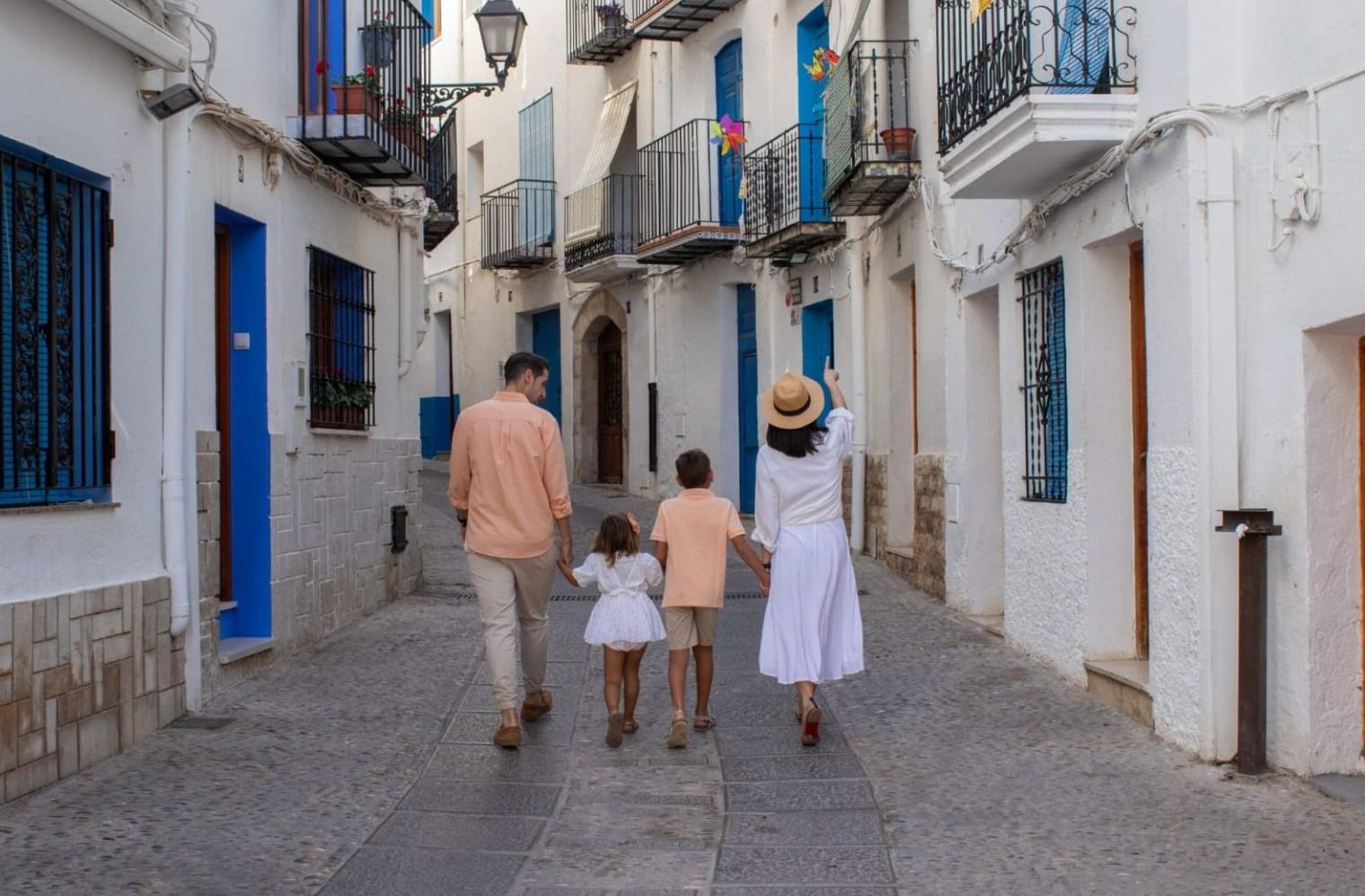 Una família passeja per Peniscolà