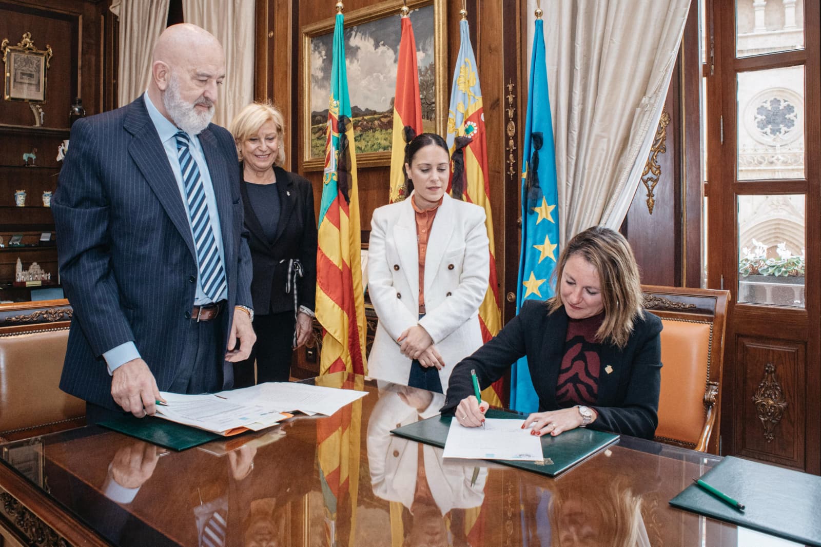 Carrasco firma davant notari la compra d'una cinquena vivenda social