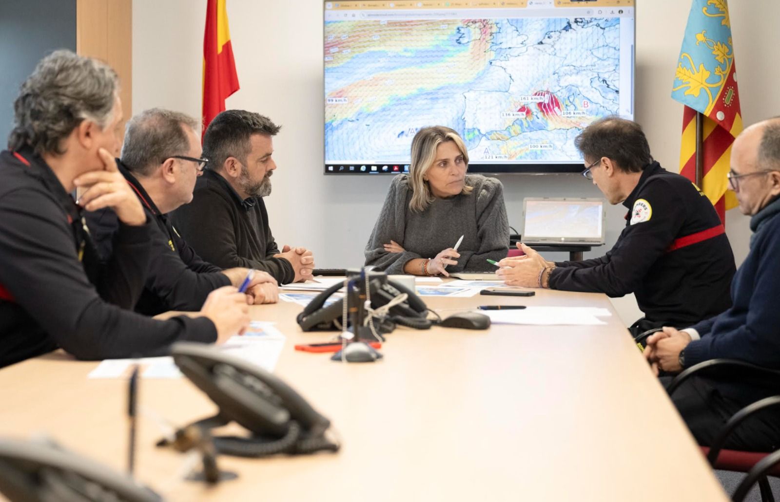 Barrachina assistix a una reunió operativa amb els Bombers per l'alerta roja per vent