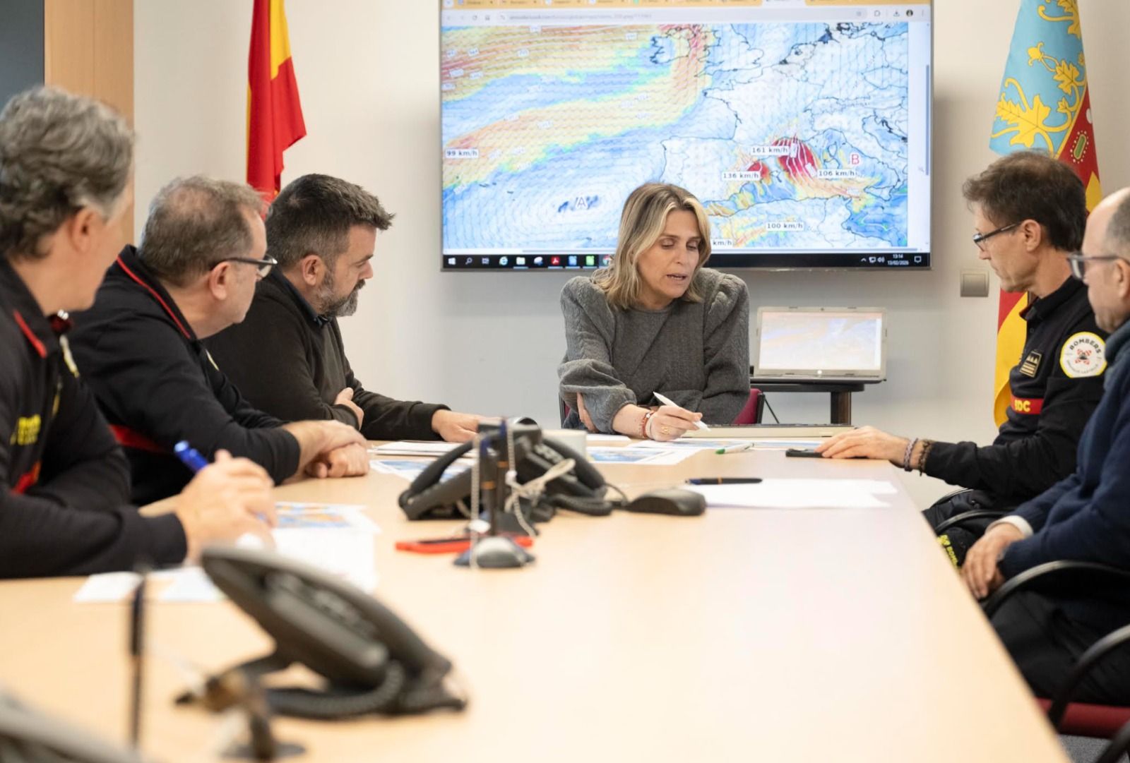 Barrachina en una reunió d'emergències amb Bombers Barrachina en una reunió d'emergències amb Bombers
