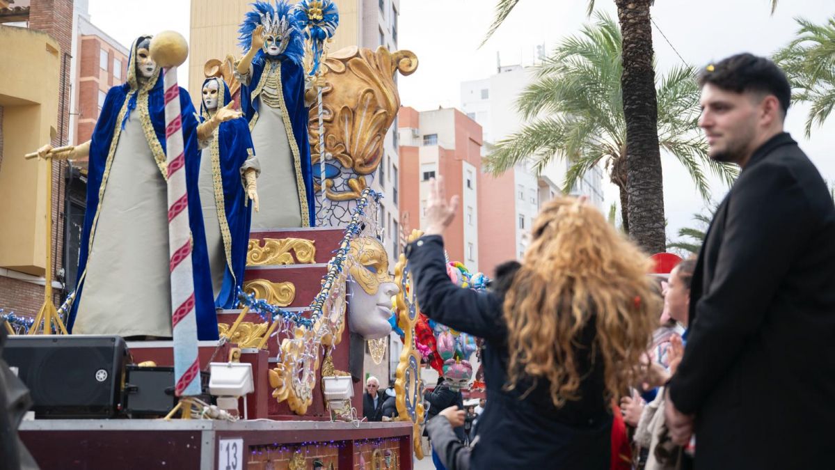 Carrossa durant el gran desfile del Carnestoltes 2026 del Grau de Castelló