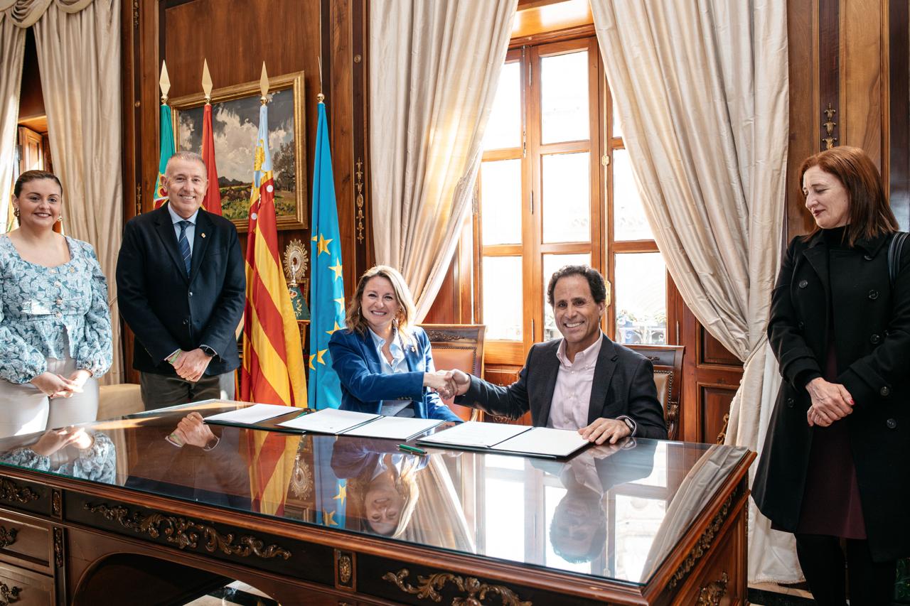 Firma de l'acord entre Ajuntament i Aeroclub Castelló Firma de l'acord entre Ajuntament i Aeroclub Castelló