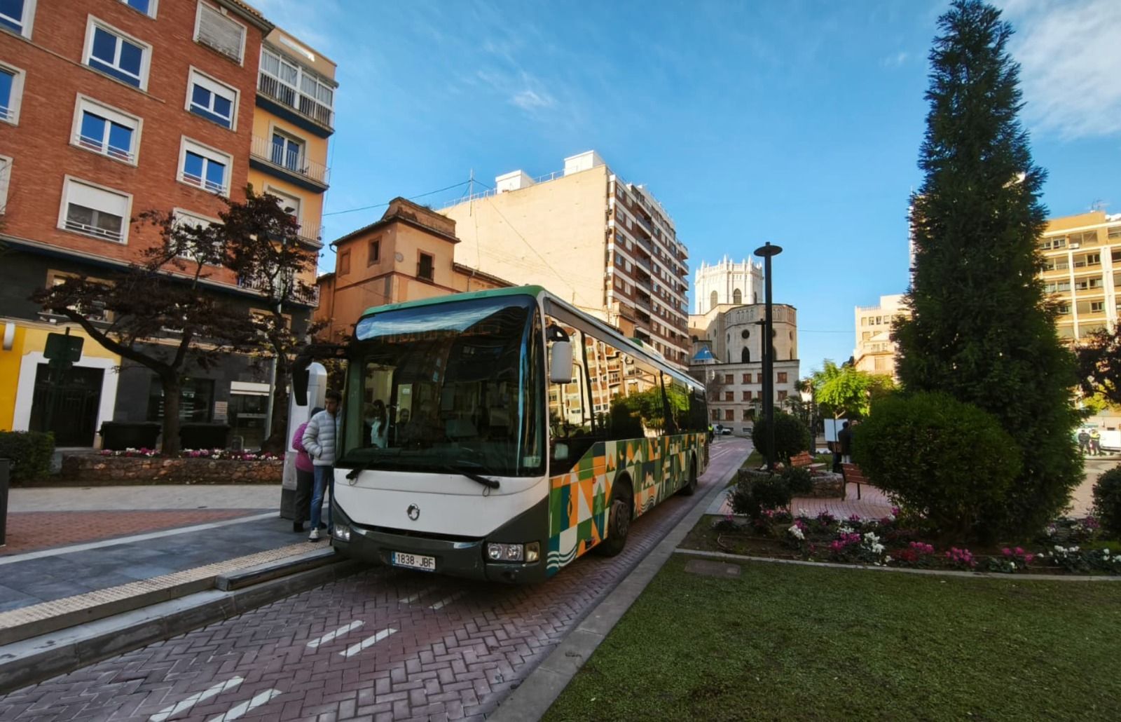 Un vehicle del TRAM de Castelló en una parada Un vehicle del TRAM de Castelló en una parada