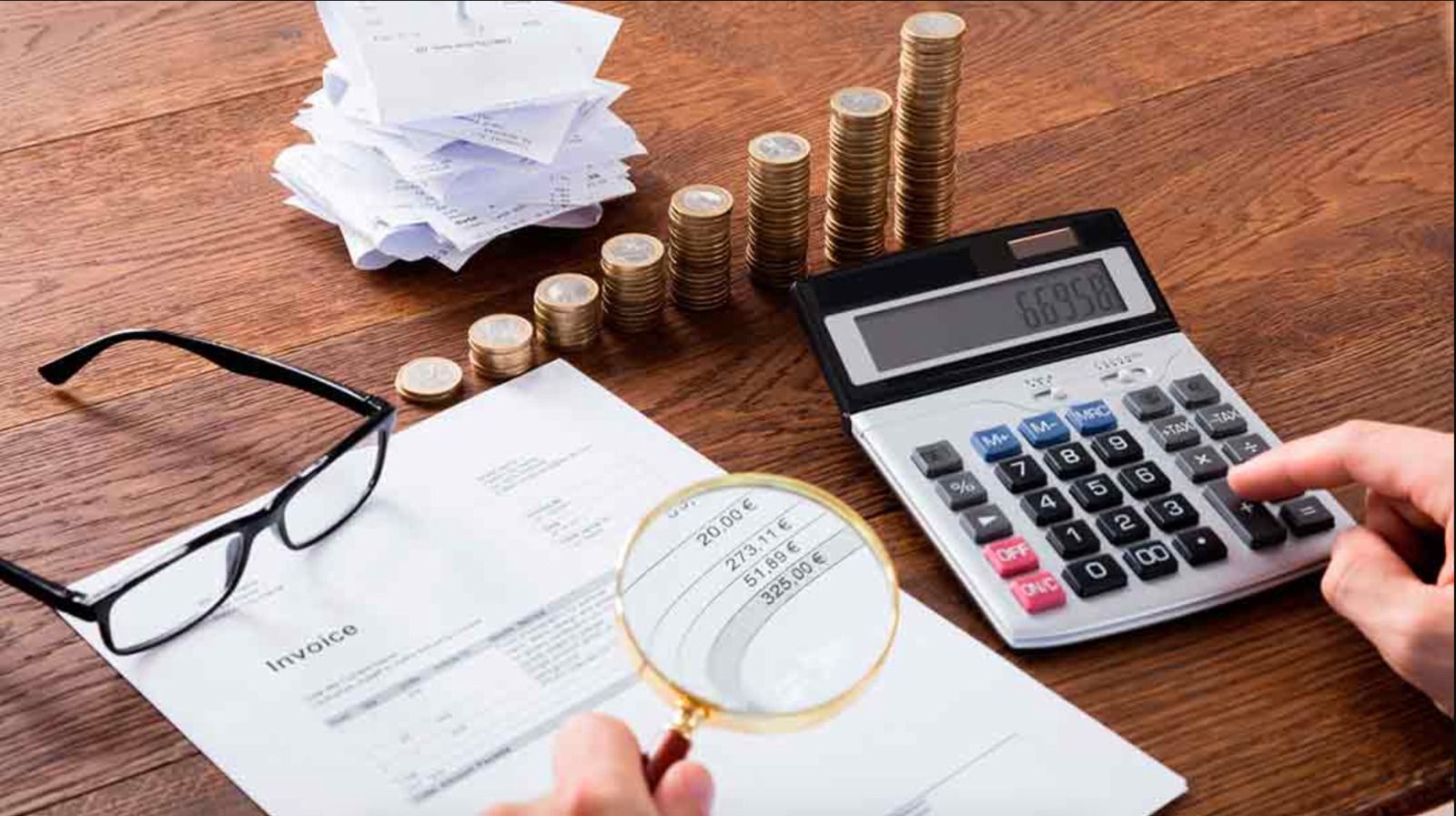 Una persona fa càlculs per al pagament d'impostos i taxes municipals