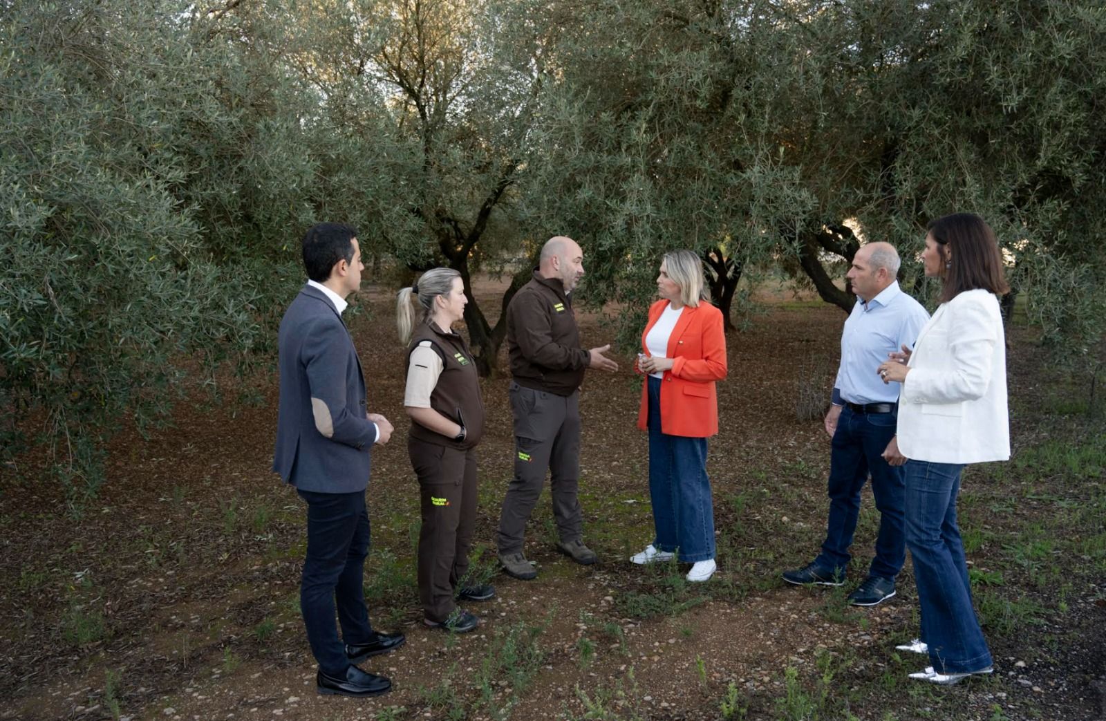 Barrachina parla amb un guarda forestal Barrachina parla amb un guarda forestal