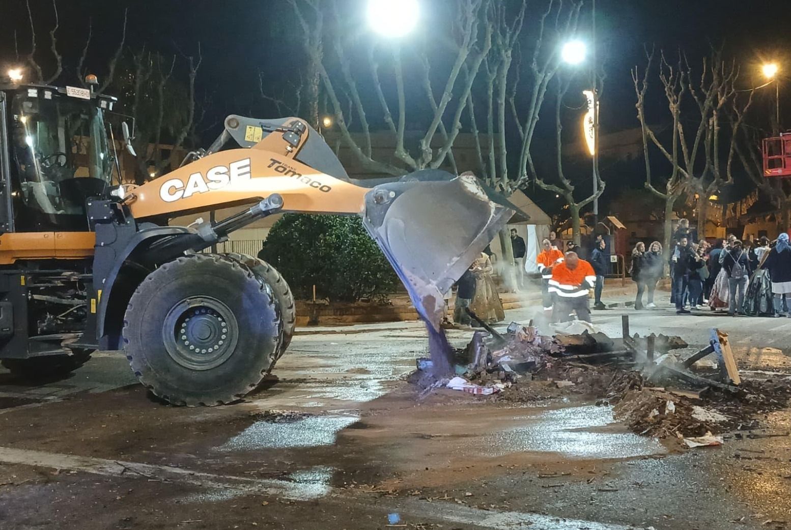 Una excavadora arreplega residus després de la crema d'una Falla a Borriana