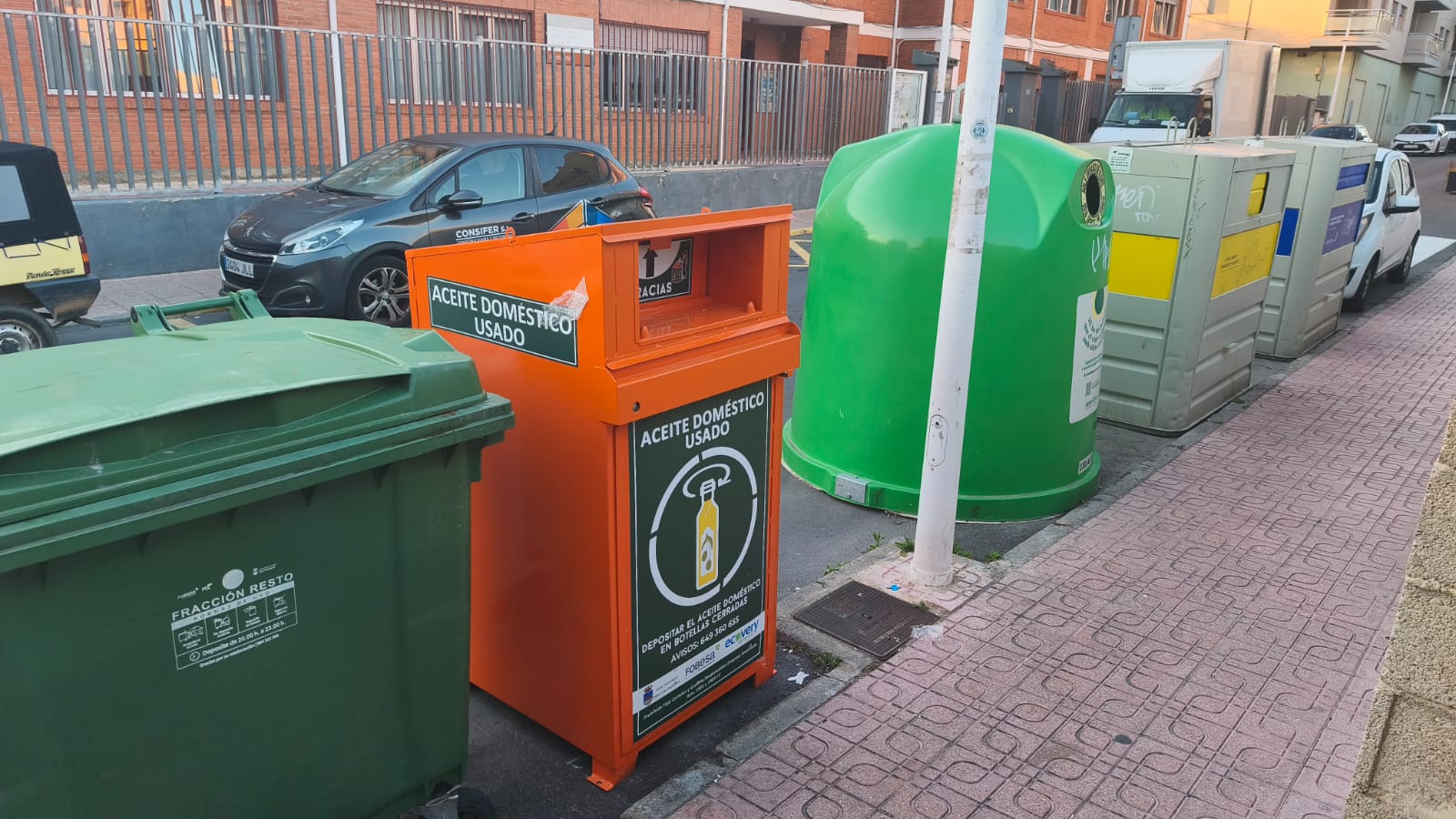 Contenidors d'oli a Orpesa