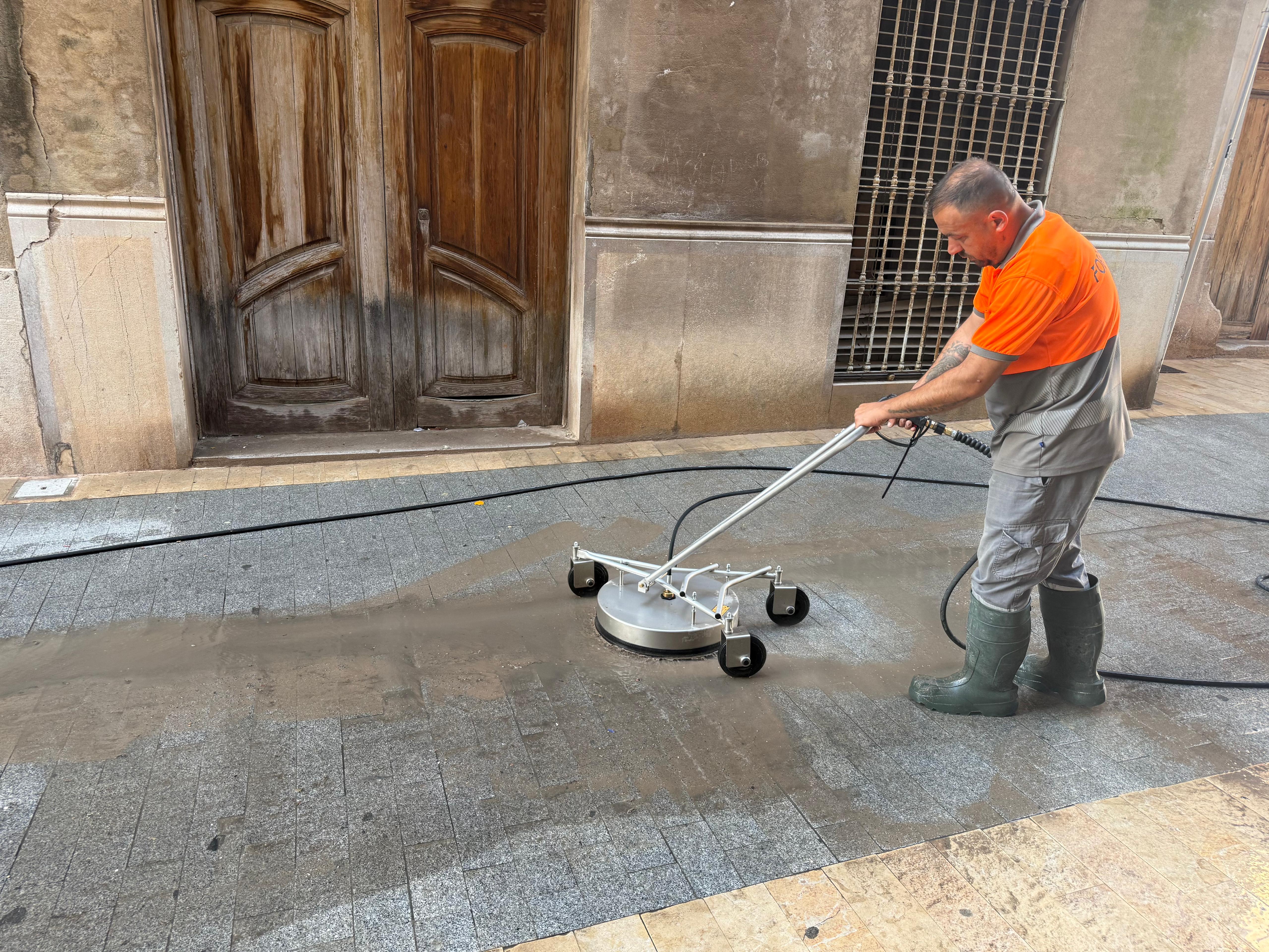 Limpieza de zonas peatonales en Burriana