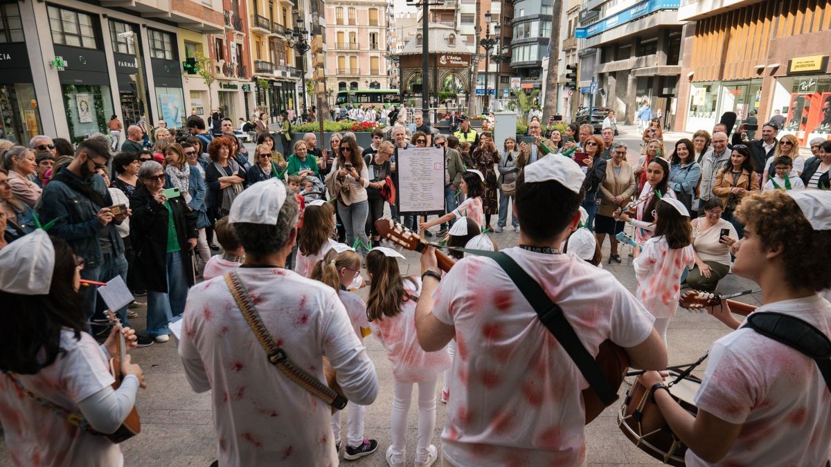 Chirigota itinerant en la Nit de l'Art 2025