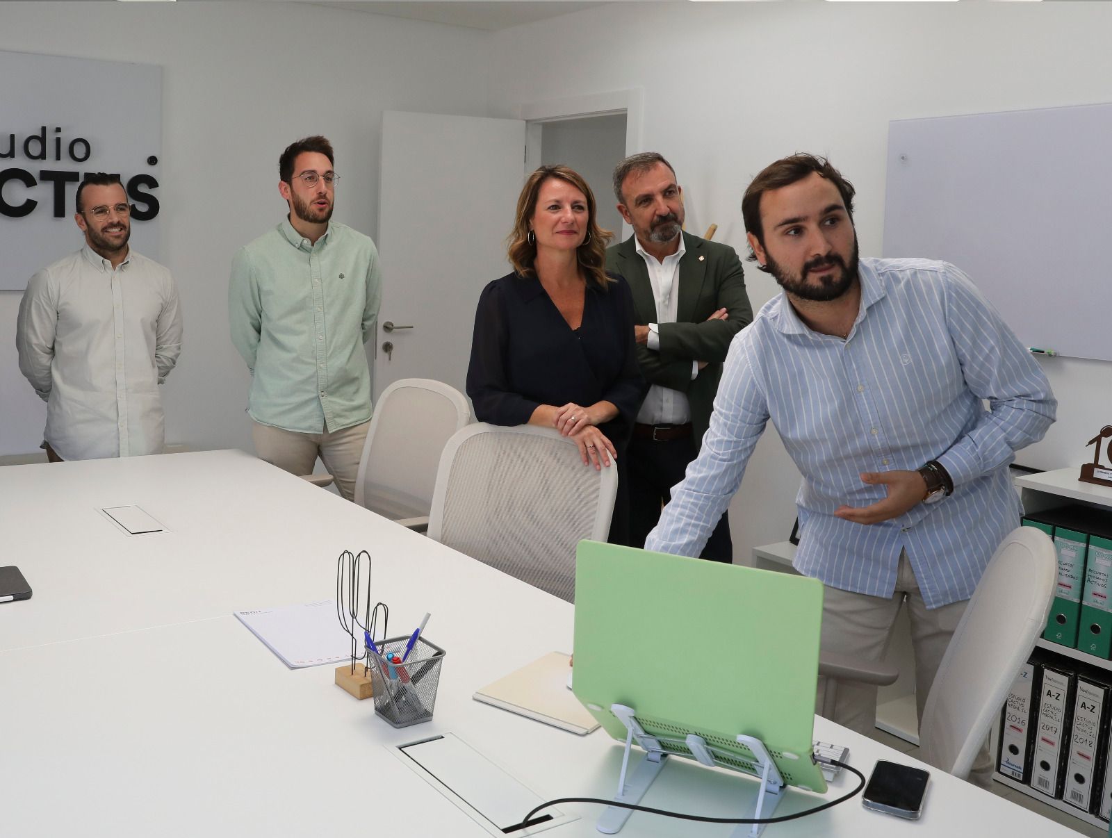 La alcaldesa, Begoña Carrasco, en la oficina del CIES