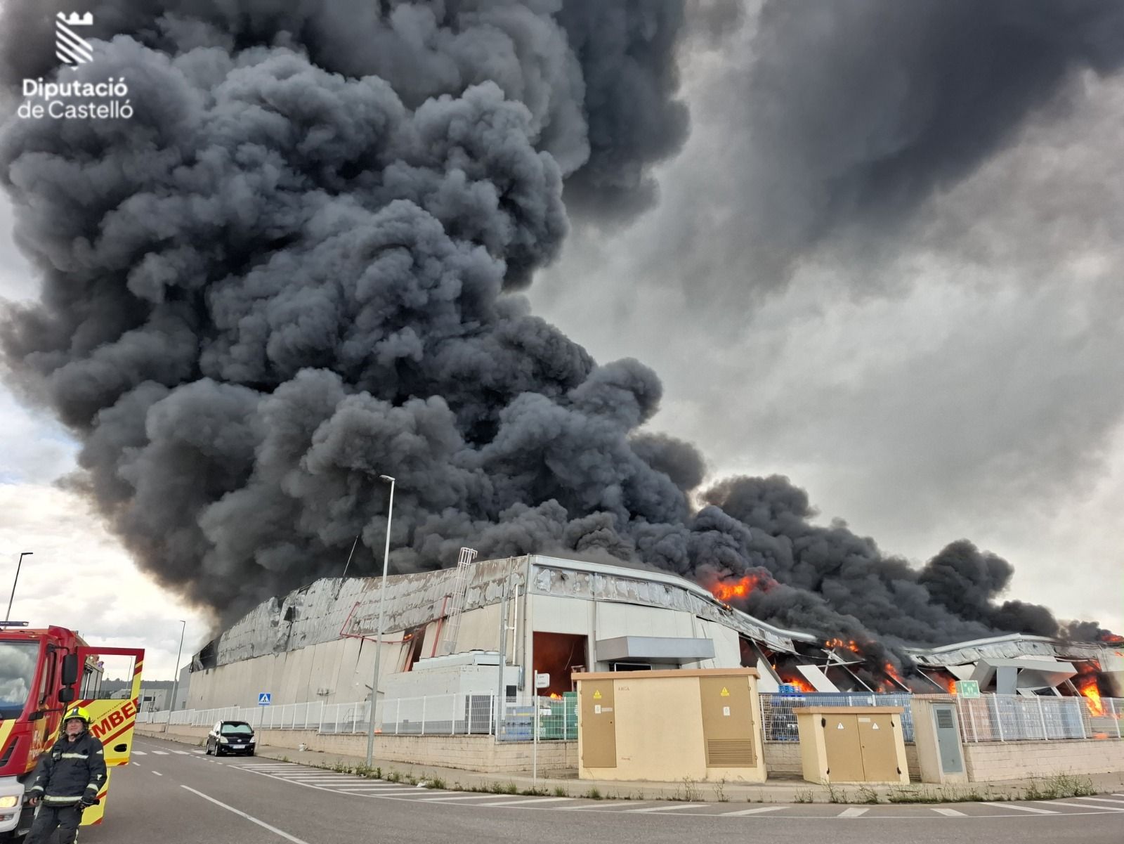 Gran columna de fum en l'incendi d'una nau industrial en Castelló