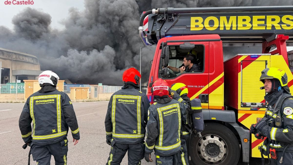 Camió de bombers al costat de l'incendi de la Vall d'Alba Camió de bombers al costat de l'incendi de la Vall d'Alba
