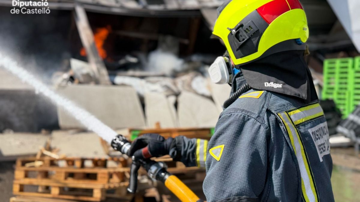 Treballs d'extinció de l'incendi en la nau Treballs d'extinció de l'incendi en la nau