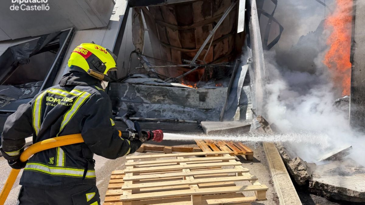 Els bombers continuen sufocant les flames Els bombers continuen sufocant les flames