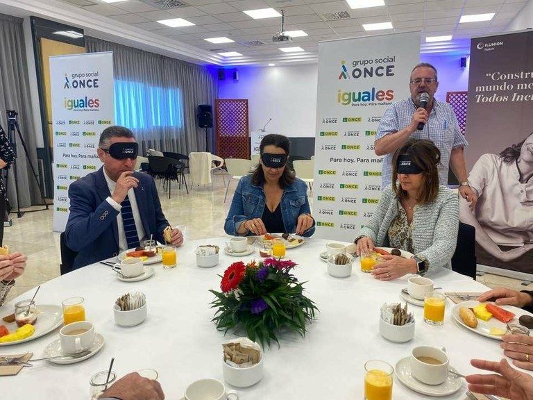 Un desdejuni a cegues del Grup Social ONCE