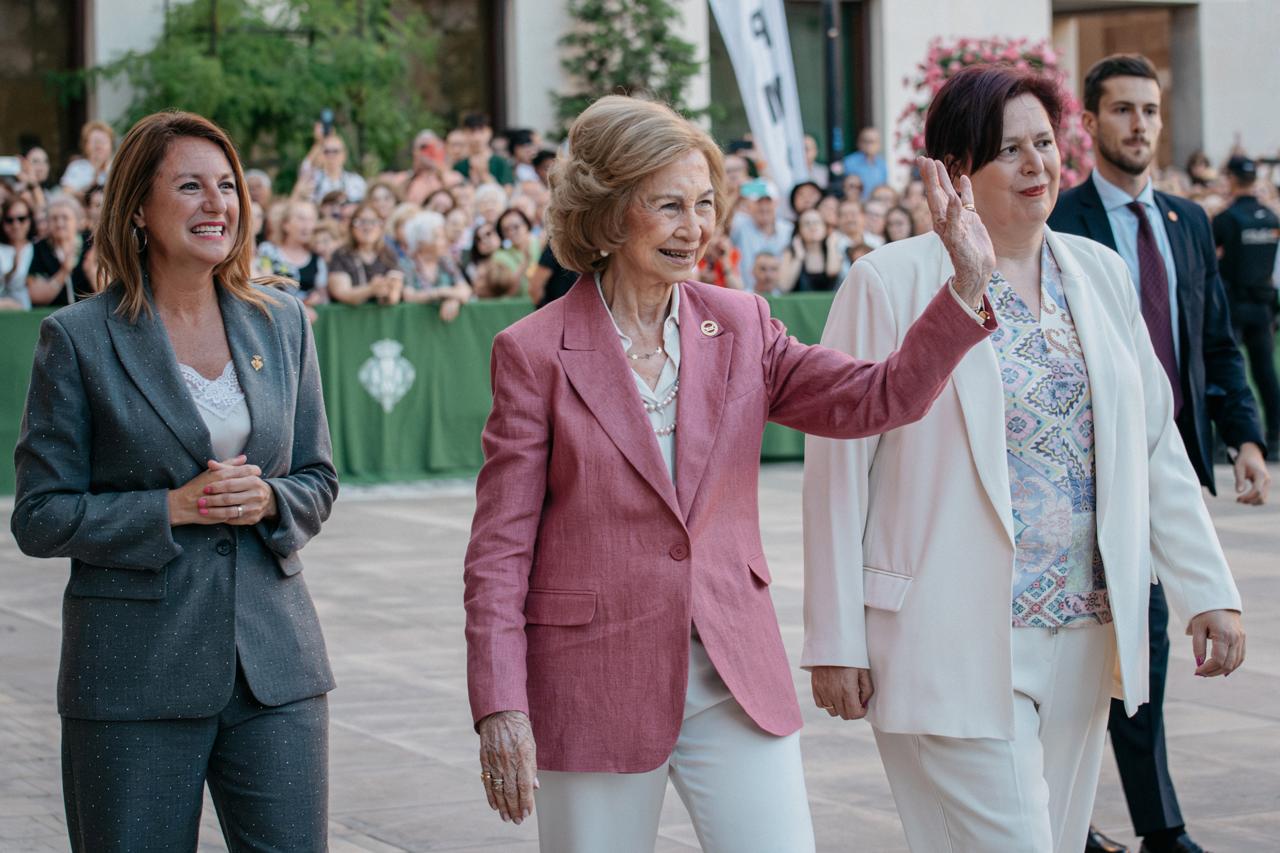 Begoña Carrasco junt amb la Reina Sofia a la Plaça Major