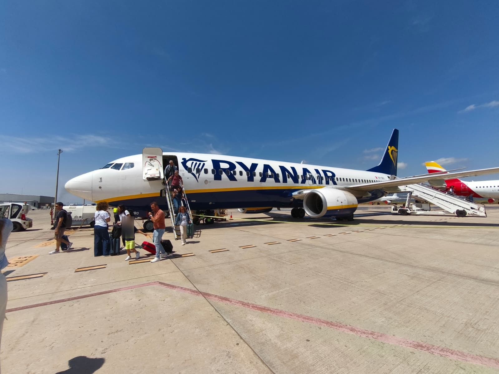 Diversos passatgers desembarquen d'un avió de Ryanair en l'aeroport de Castelló Diversos passatgers desembarquen d'un avió de Ryanair en l'aeroport de Castelló