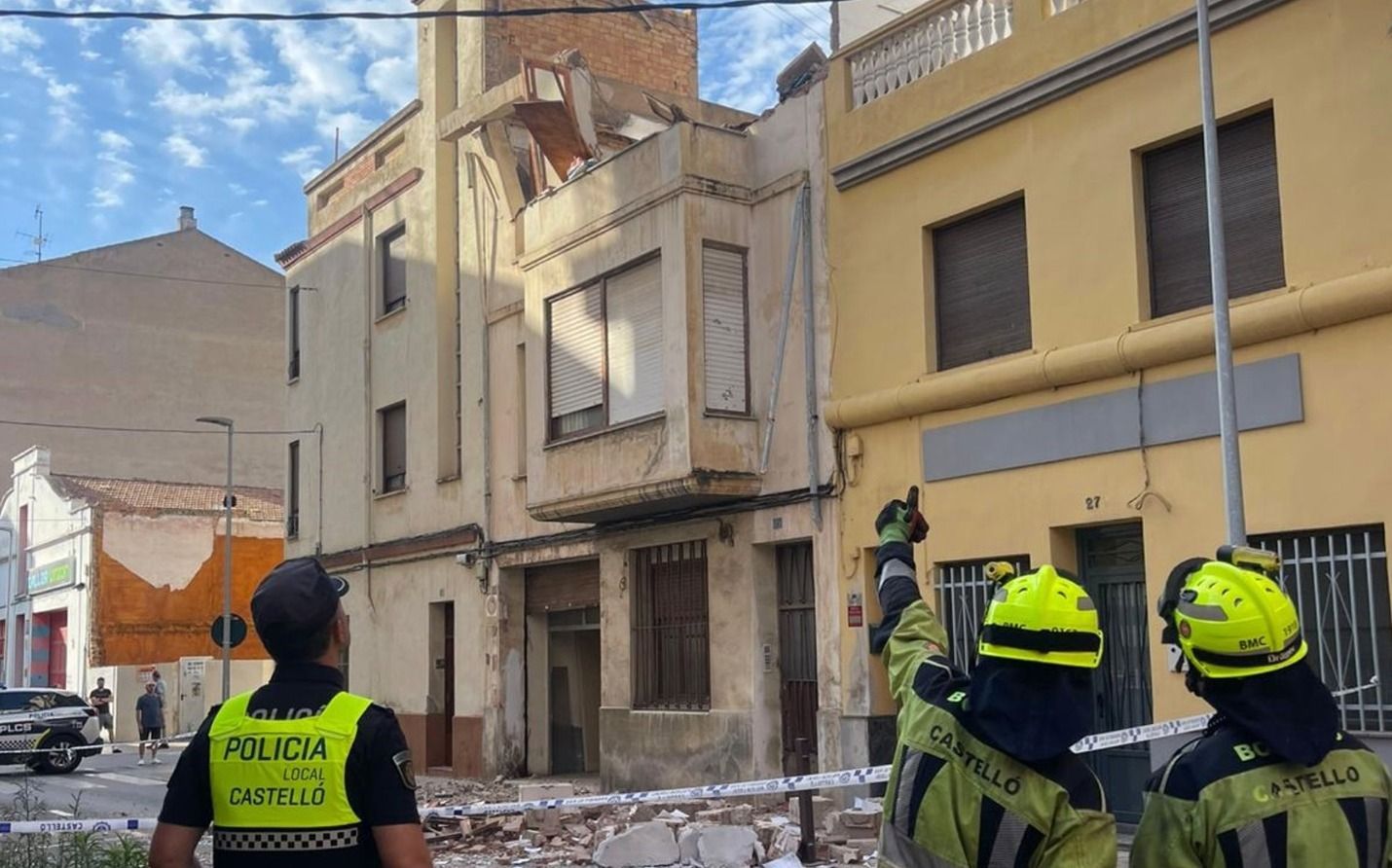 S'esfondra la façana d'una vivenda en Castelló