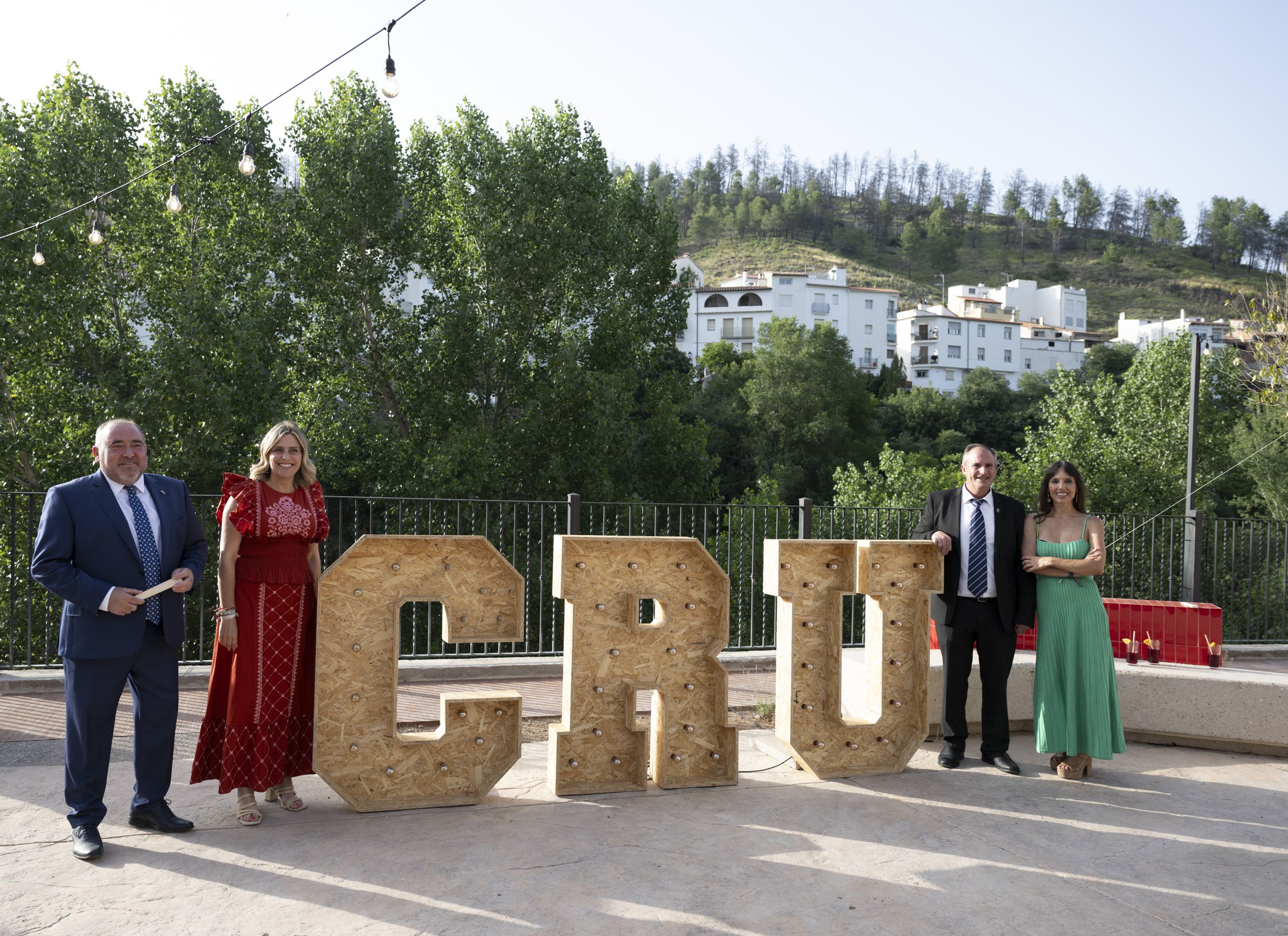 La presidenta de la Diputació juntament amb els representants del jurat amb les inicials del concurs Ceràmic de Regeneració Urbana (CRU)