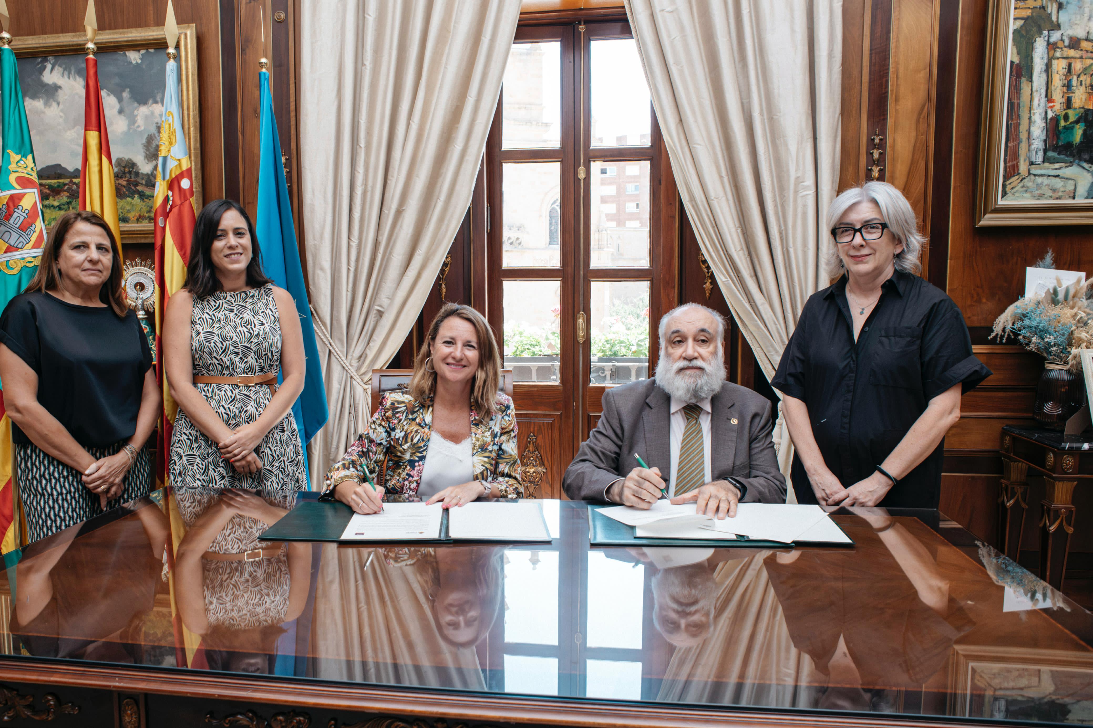 Begoña Carrasco durant la firma.