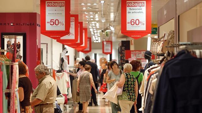 Centre comercial en rebaixes. Imatge generada per IA