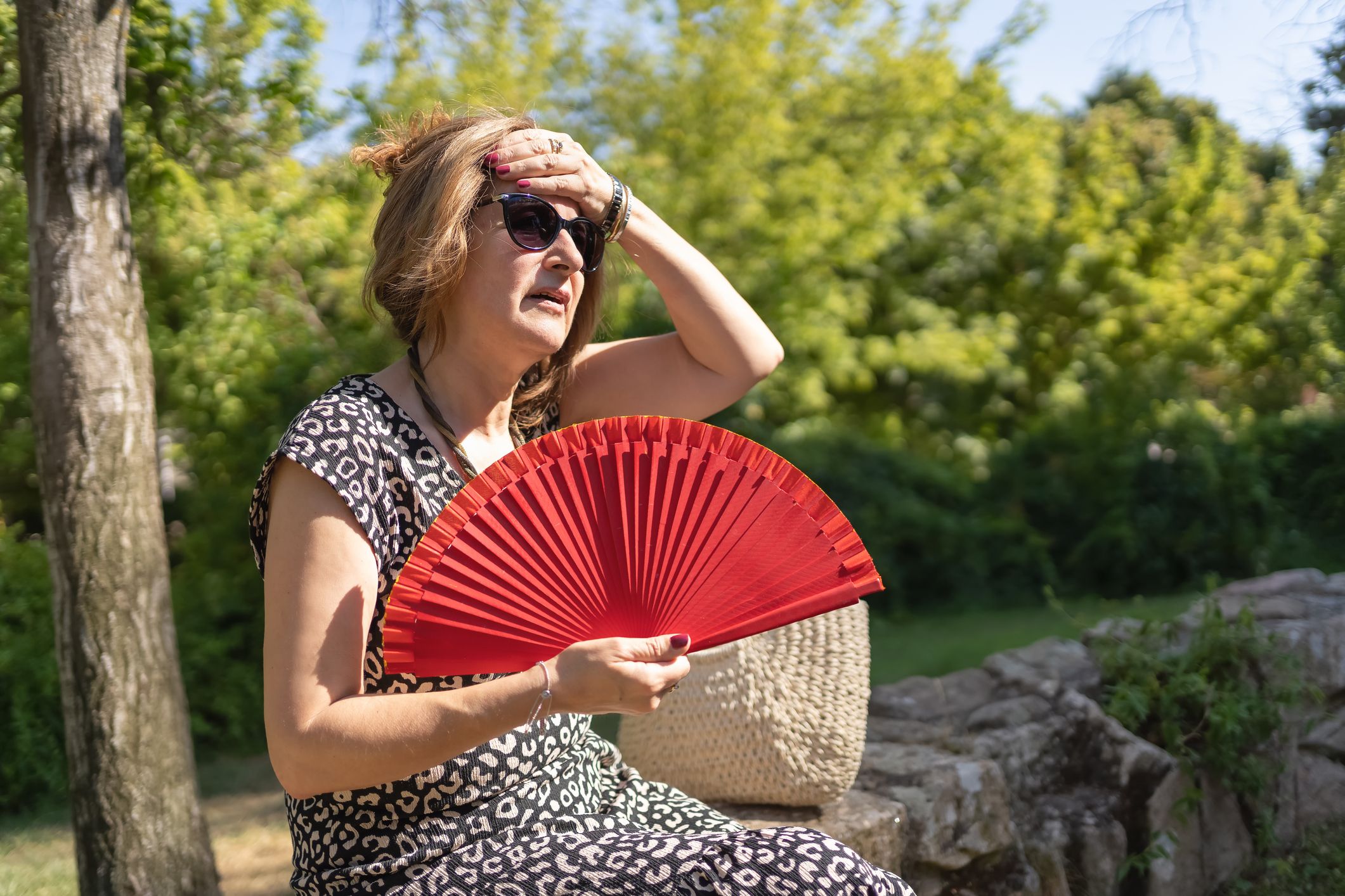 Una dona es venta per la calor - GettyImages 