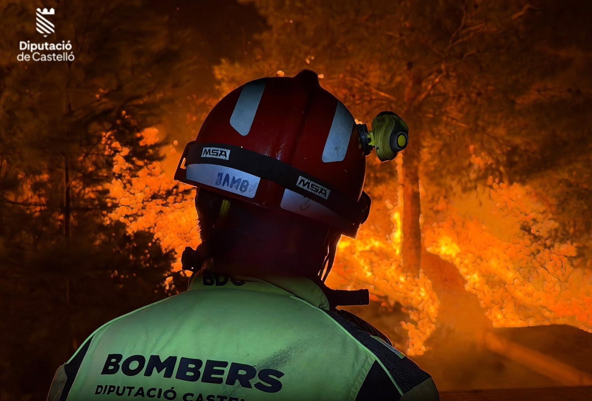 Un bomber actua durant les labors d'extinció de l'incendi de la Vall d'Uixò