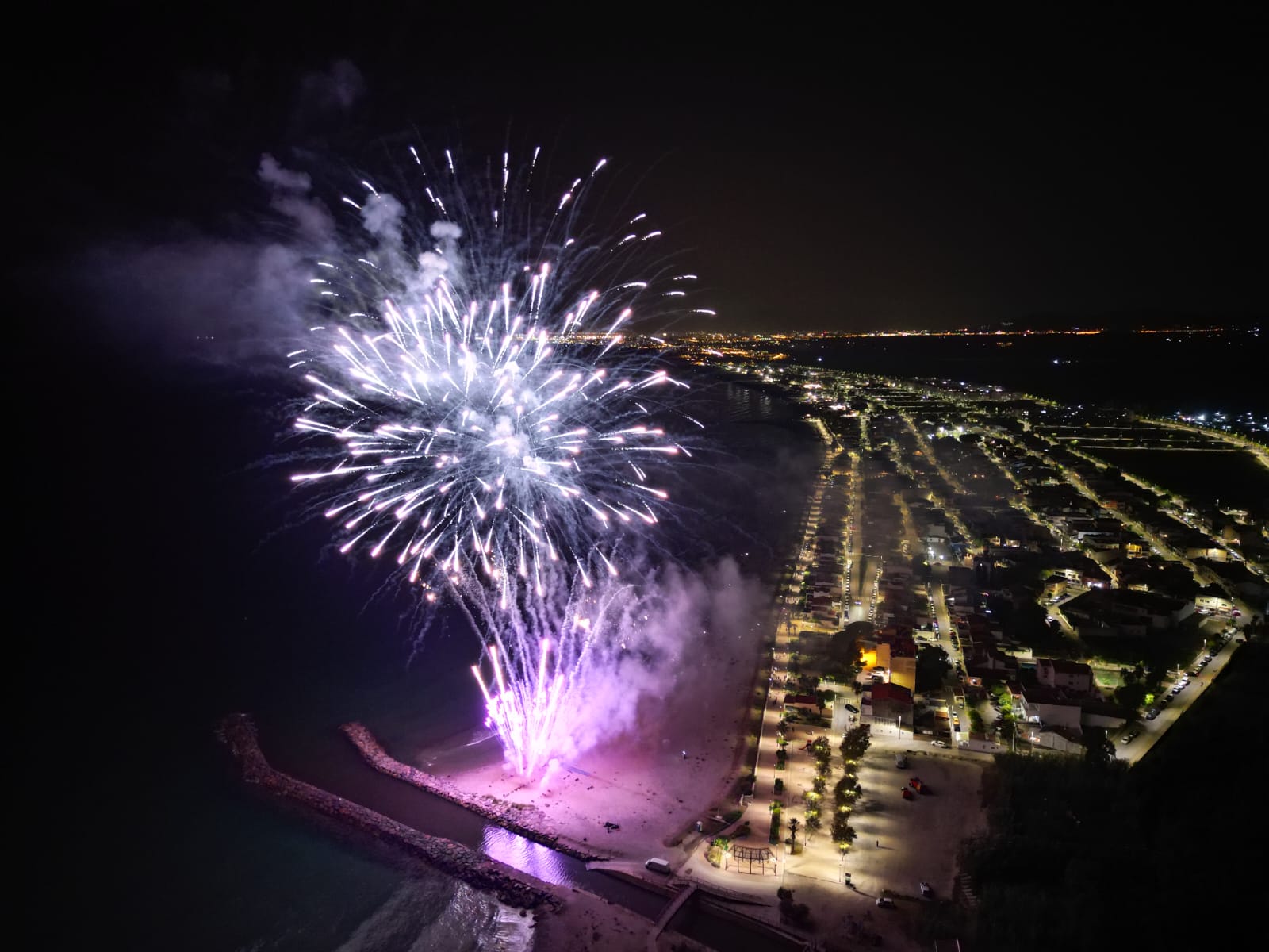 Castell de focs artificials en la Platja Casablanca d'Almenara