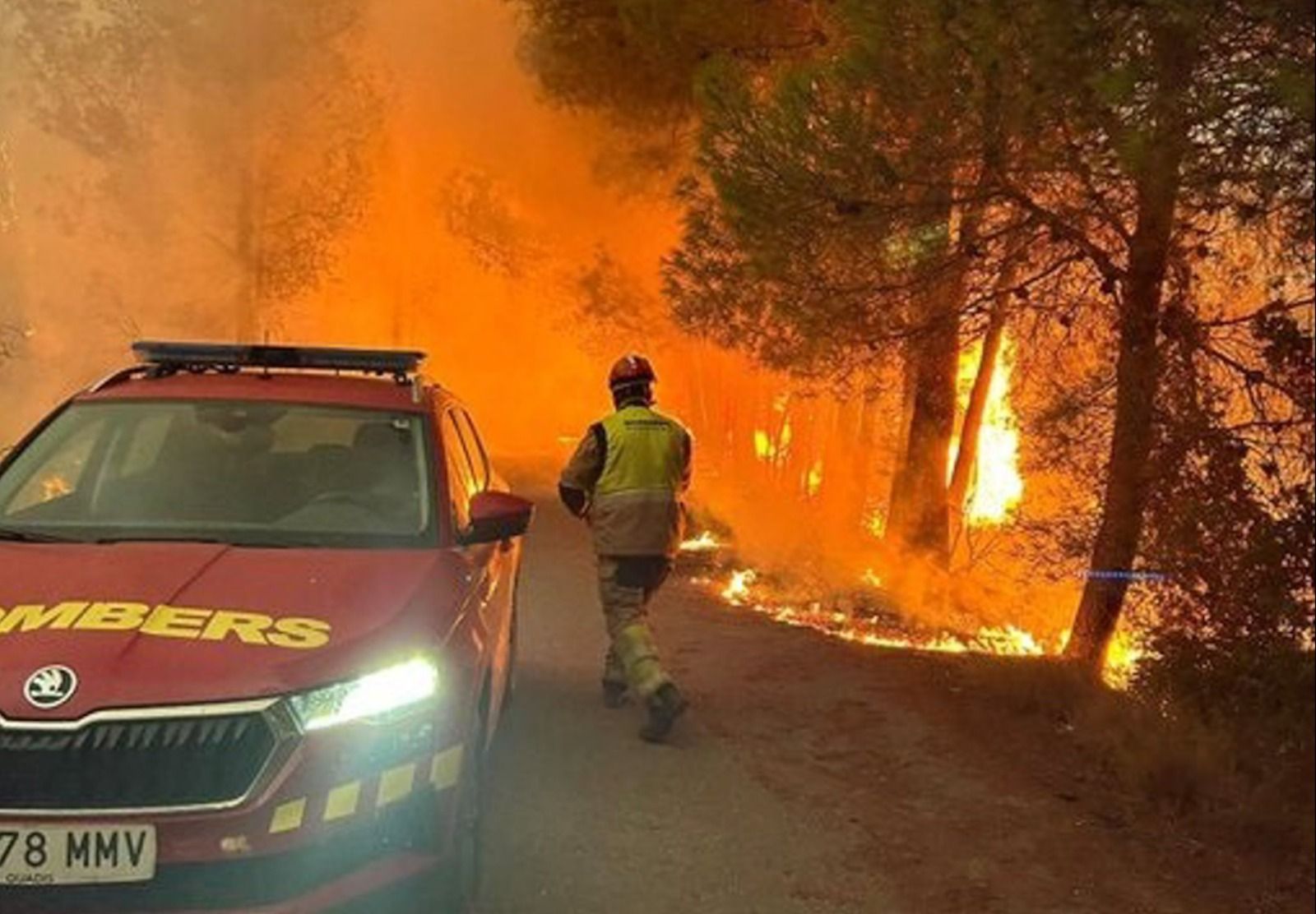 Un bombero enmedio de las llamas del incendio de la Vall d'Uixò