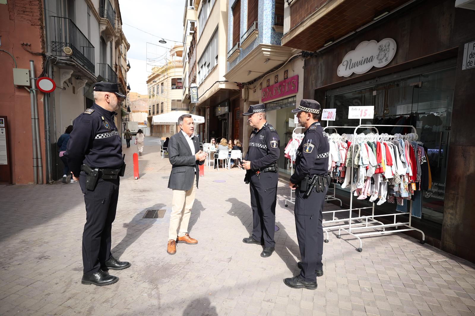 L'alcalde de Borriana, Jorge Monferrer, amb agents de la Policia Local per l'ampliació de noves places