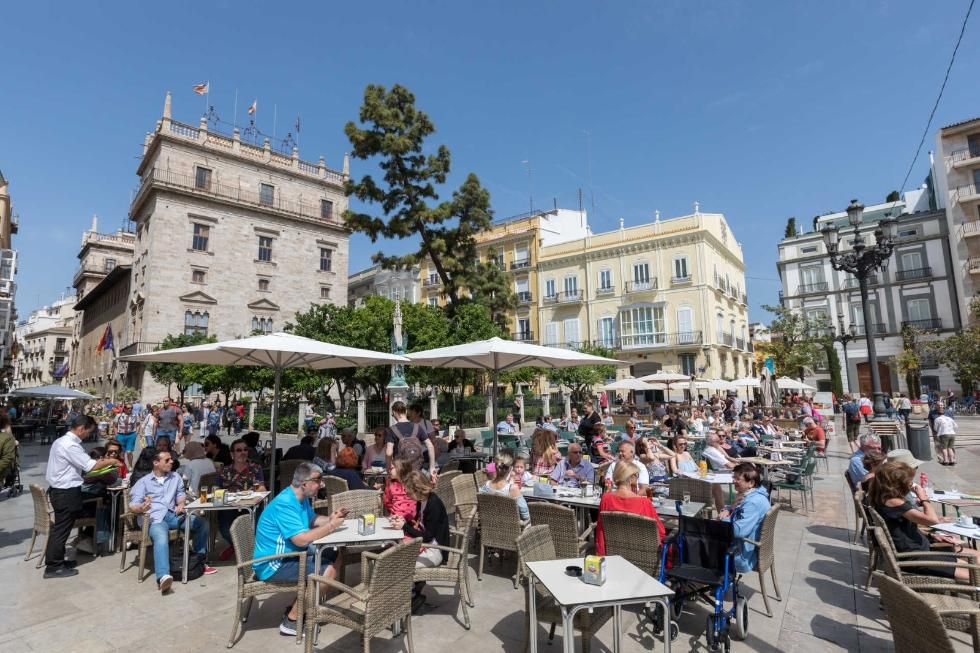 Turistes en la plaça de la Verge de València
