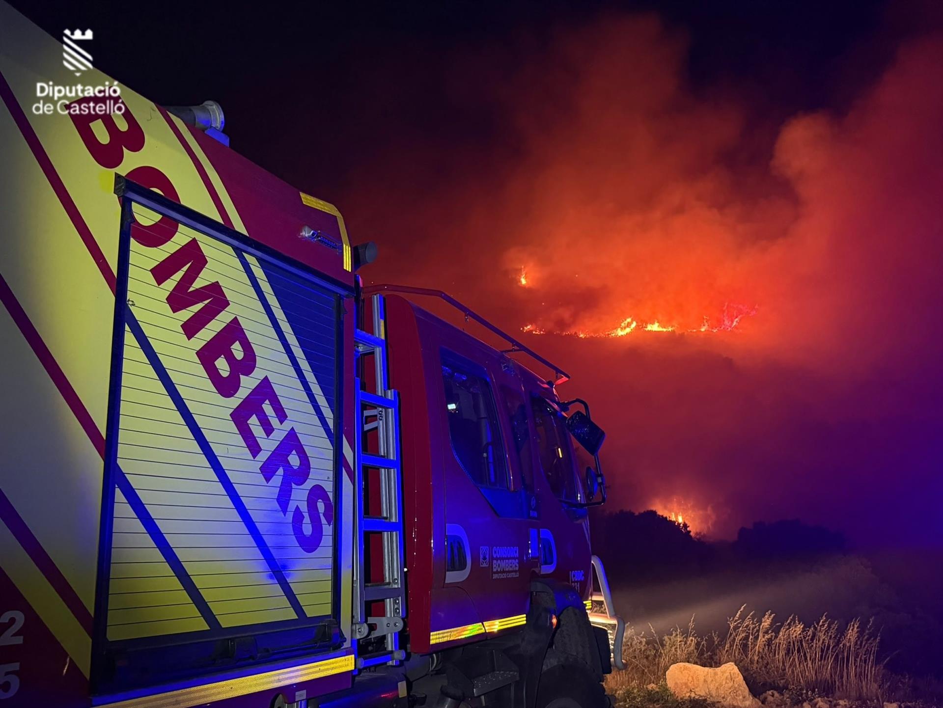 Operatiu terrestre treballa en l'extinció dels incendis forestals - CONSORCI BOMBERS DIPUTACIÓ CASTELLÓ
