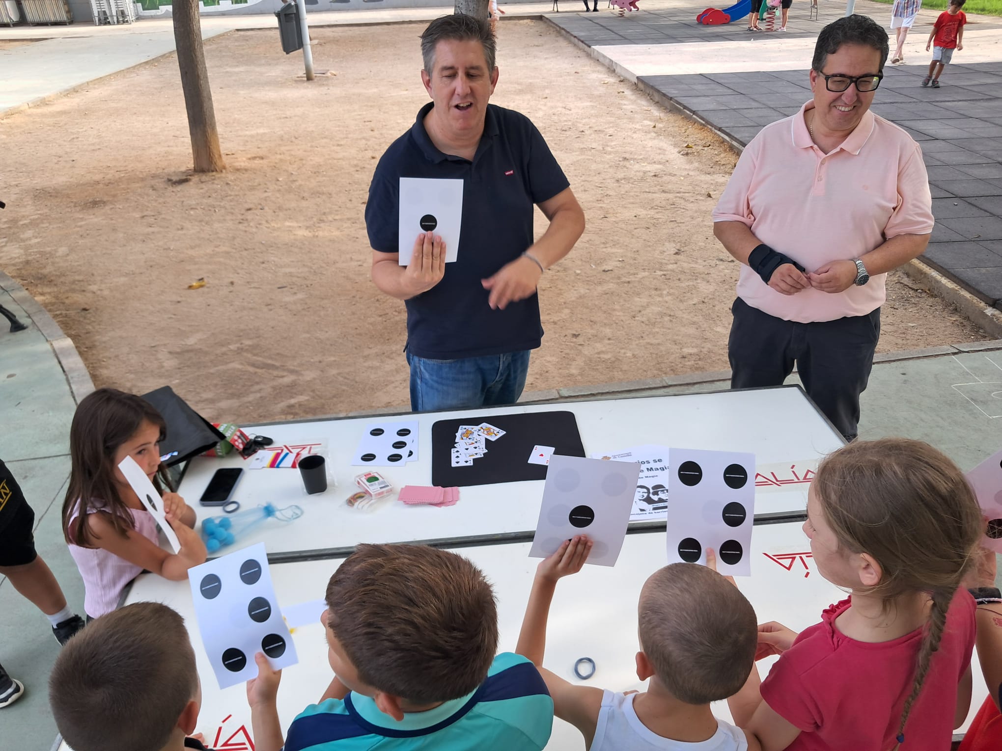 Màgia en els barris, una proposta de tallers i sessions d'il·lusionisme per a xiquets