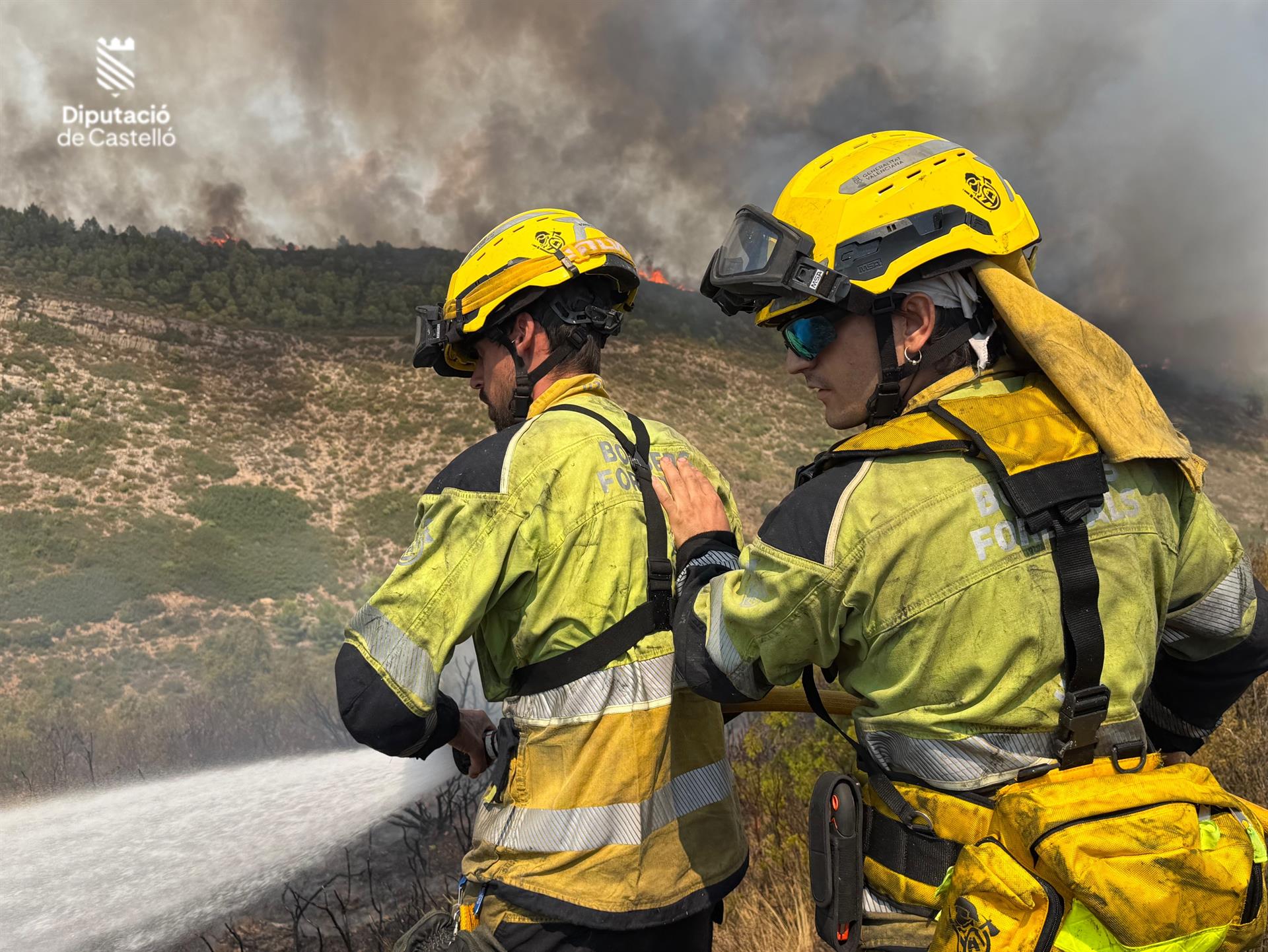 Bombers en l'extinció de l'incendi de Segorbe (Castelló) - CONSORCI DE BOMBERS