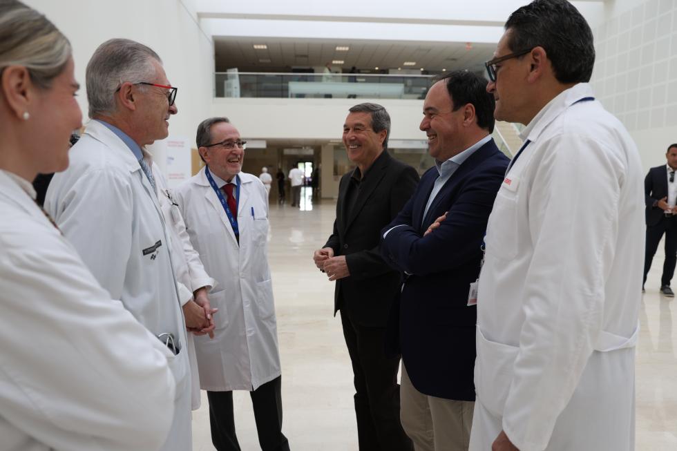 El president de la Generalitat, JuanFran Pérez Llorca, amb la plantilla del sistema valencià de salut