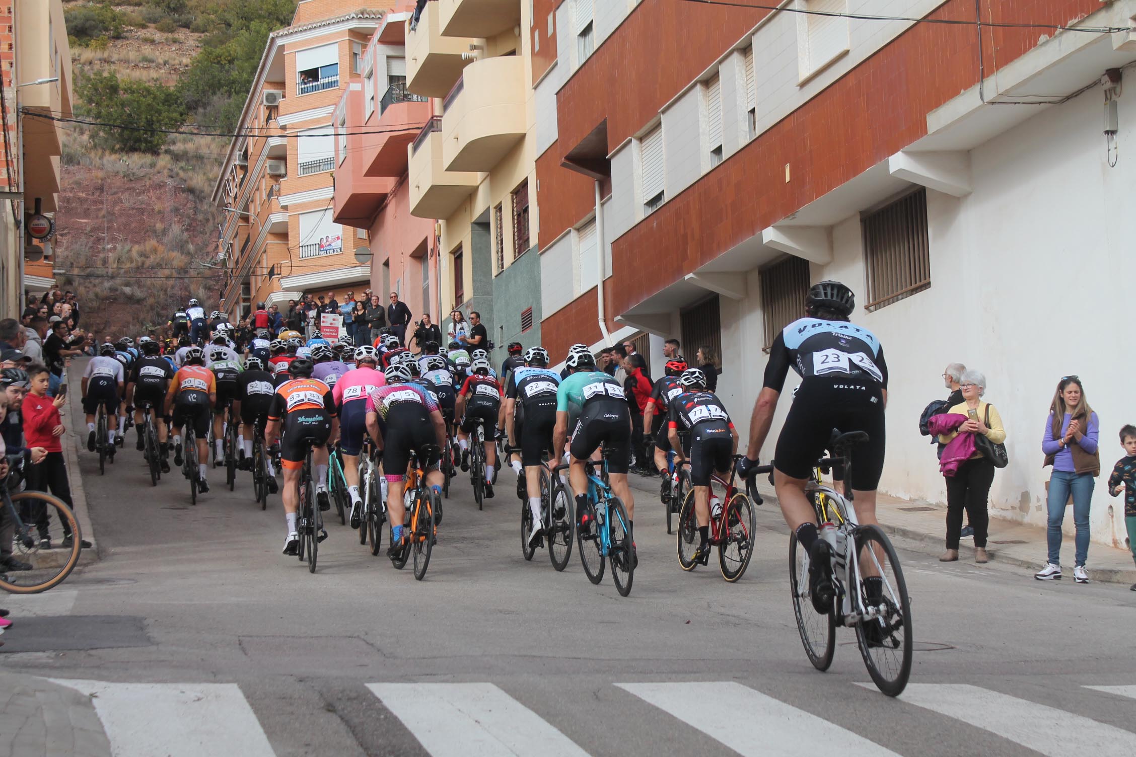 Público veient la Volta Ciclista Comunitat Valenciana