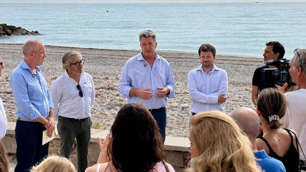 Martínez Mus en una reunión con vecinos afectados por los deslindes de costa