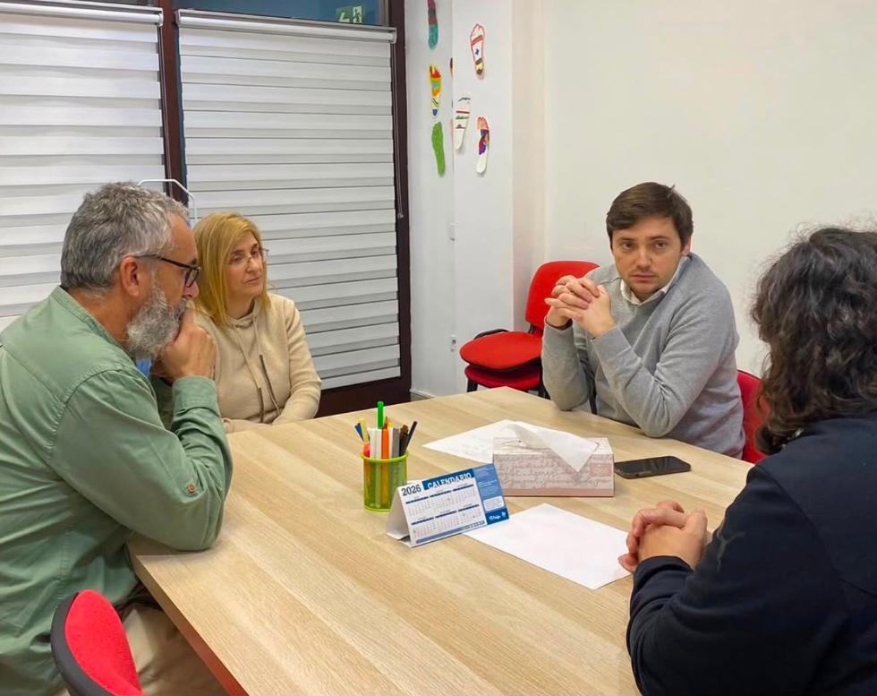 Angélica Such en una reunión en la oficina Mentora