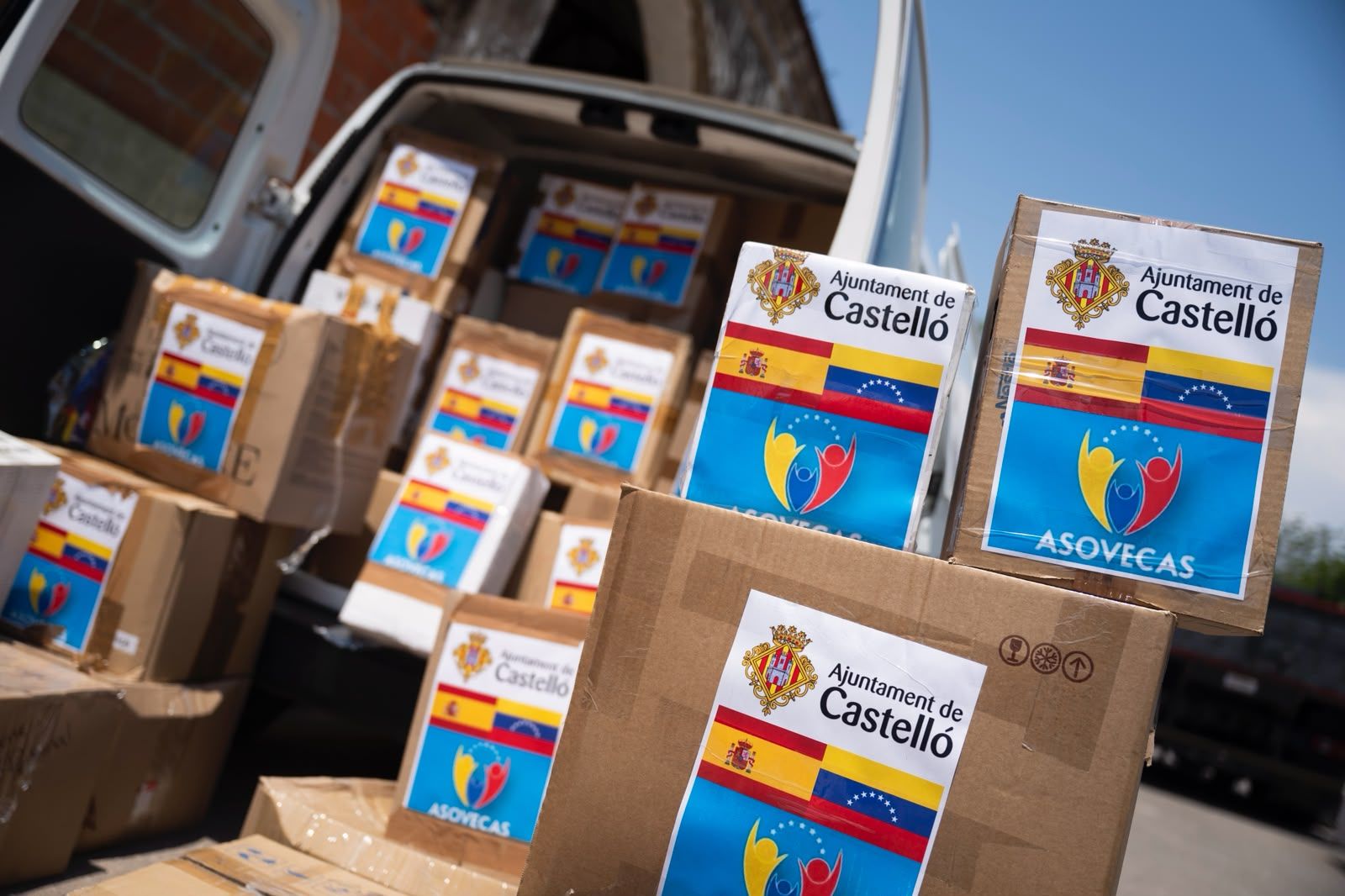 Caixes amb els logos de la Diputació de Castelló i de l'Associació Veneçolana