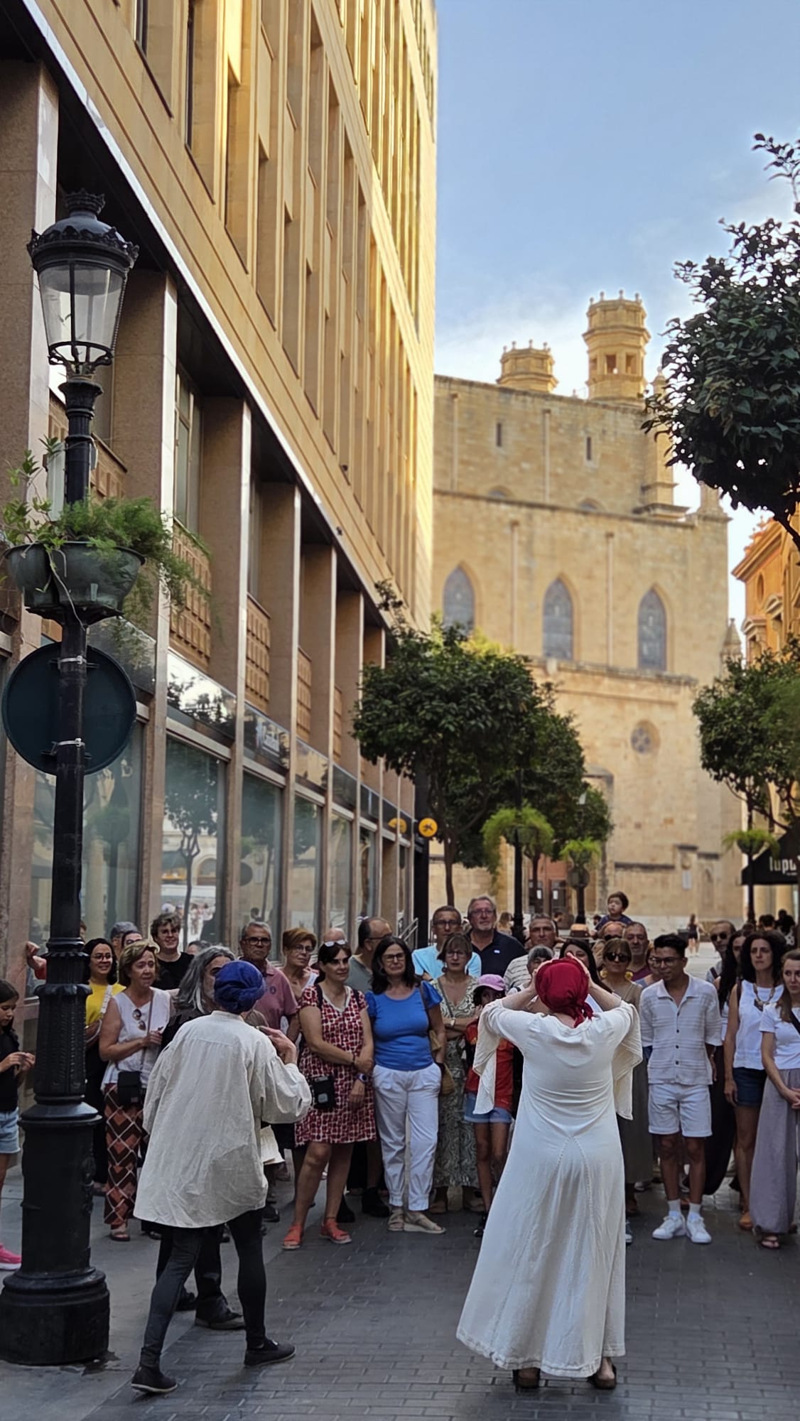 Dos persones interpretant el naixement de Castelló pel seu 775 aniversari