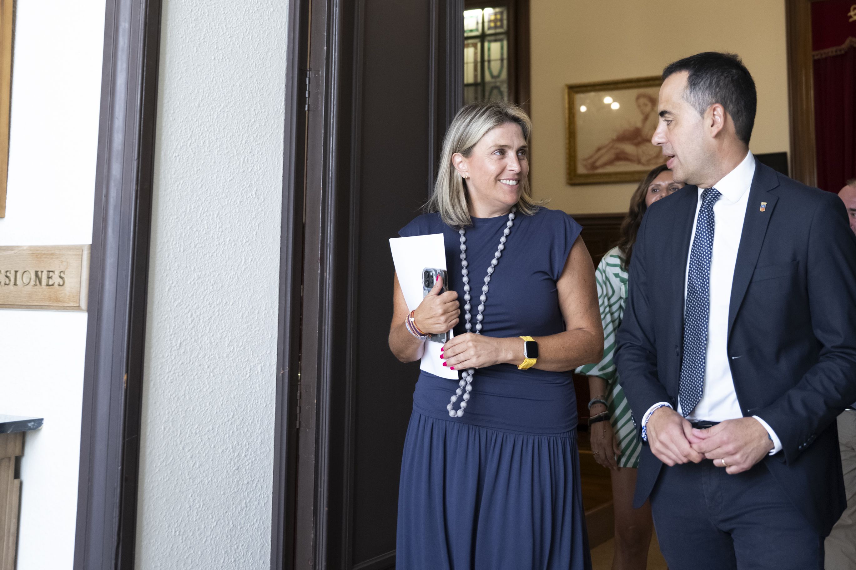La presidenta de la Diputació, Rosa Barrachina, eixint del ple