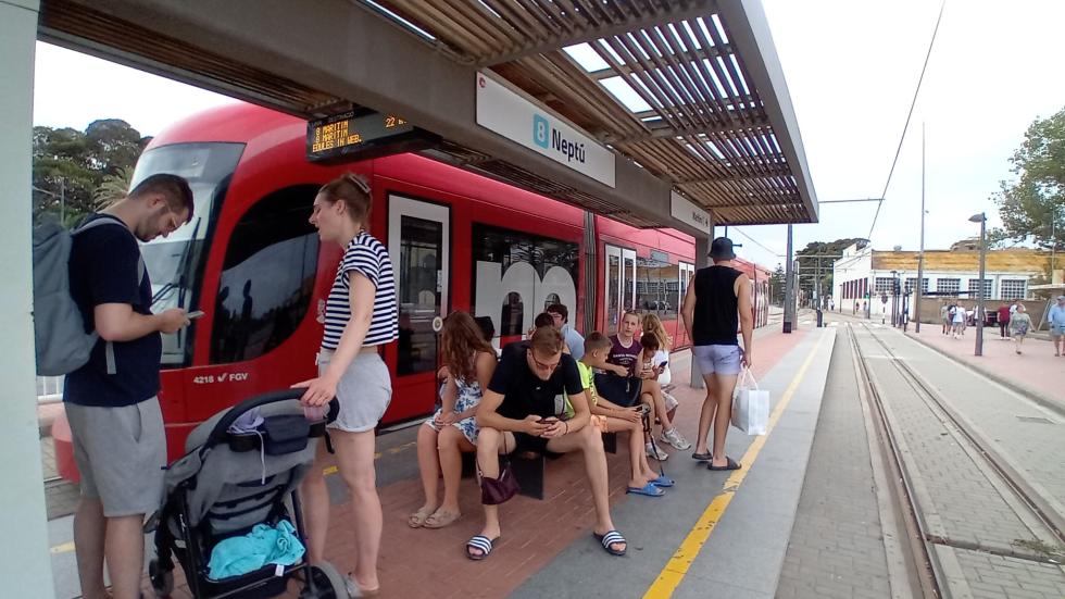 image?url=https%3A%2F%2Fcomunica.gva.es%2Fo%2Fadaptive media%2Fimage%2F414917076%2Fm%2F260912 FGV foto viajeros%2Bagosto%2BMetrovalencia