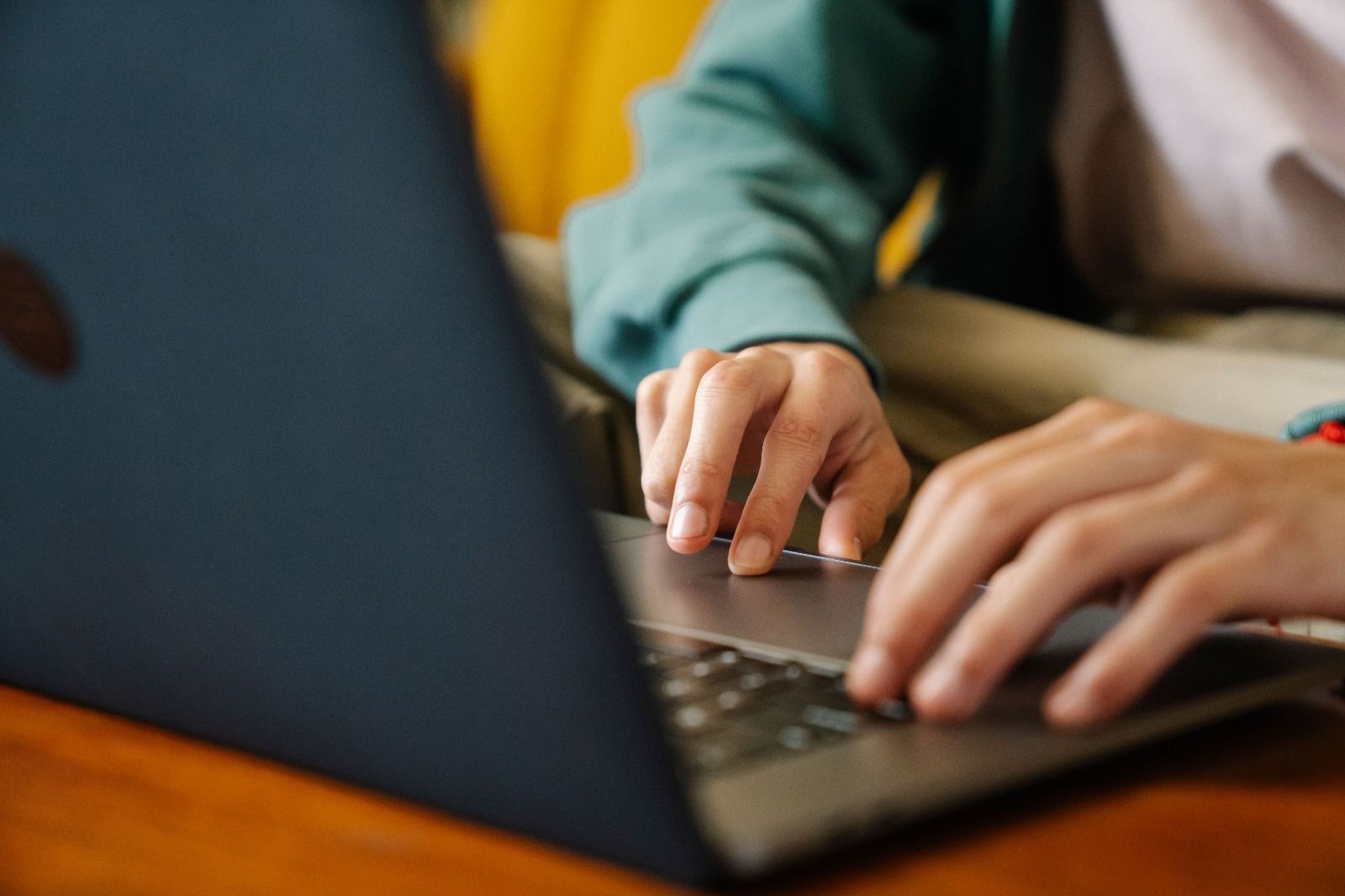 Una persona utiliza un ordenador (Foto: Pexels)