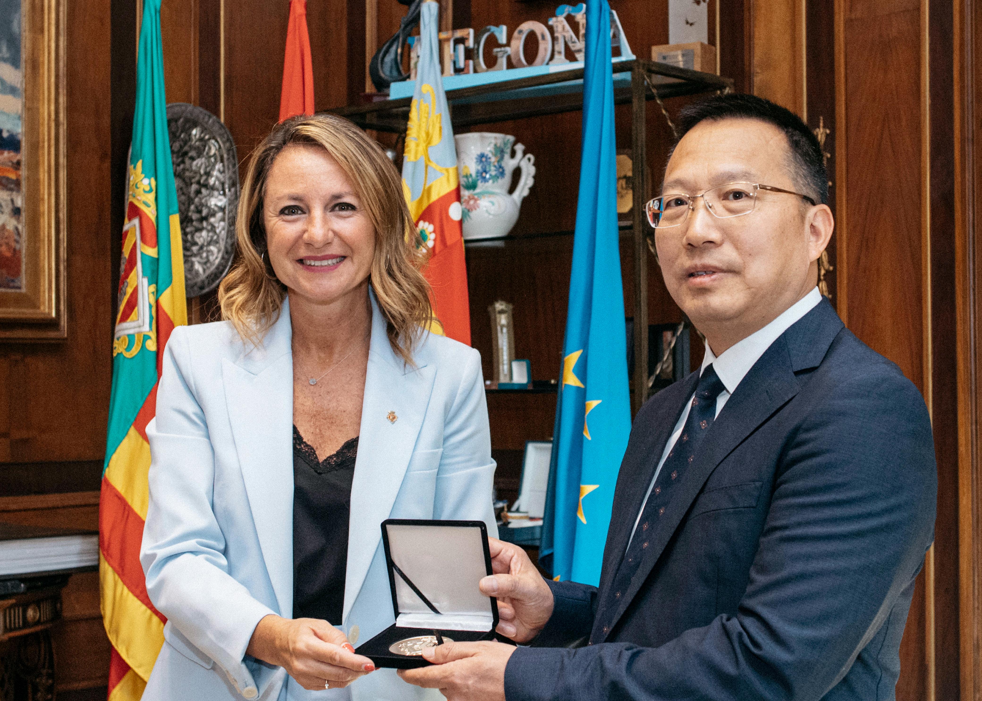 Begoña Carrasco i el vicealcalde delegat de Yiwu, Zhu Youquing