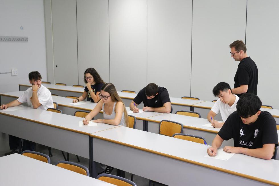 Estudiantes en un examen